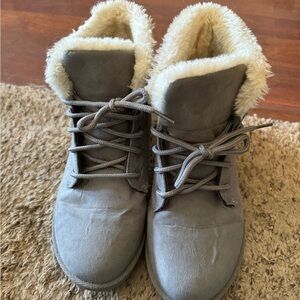 Size 8.5 Gray Fur lined lace up Boots
